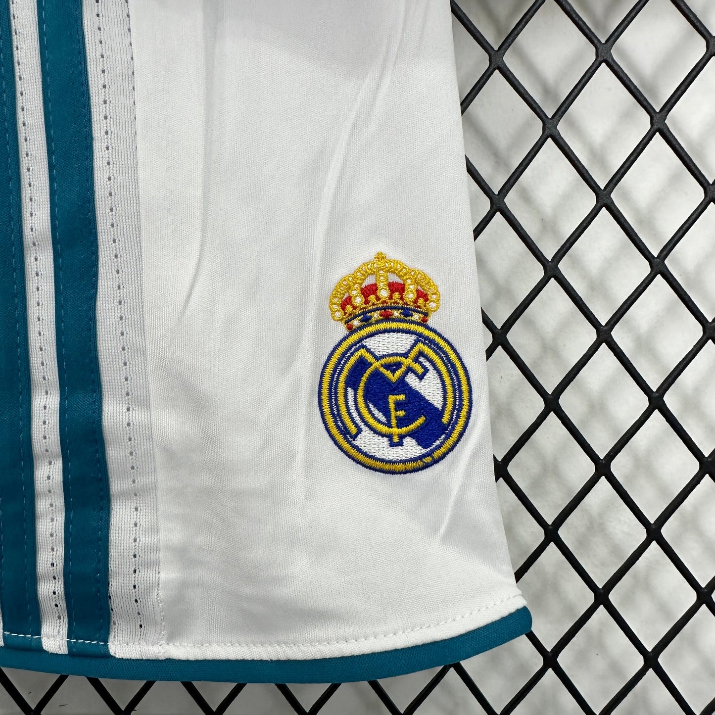 Kit Infantil Real madrid Titular Manga longa  17/18 - Versão Retrô