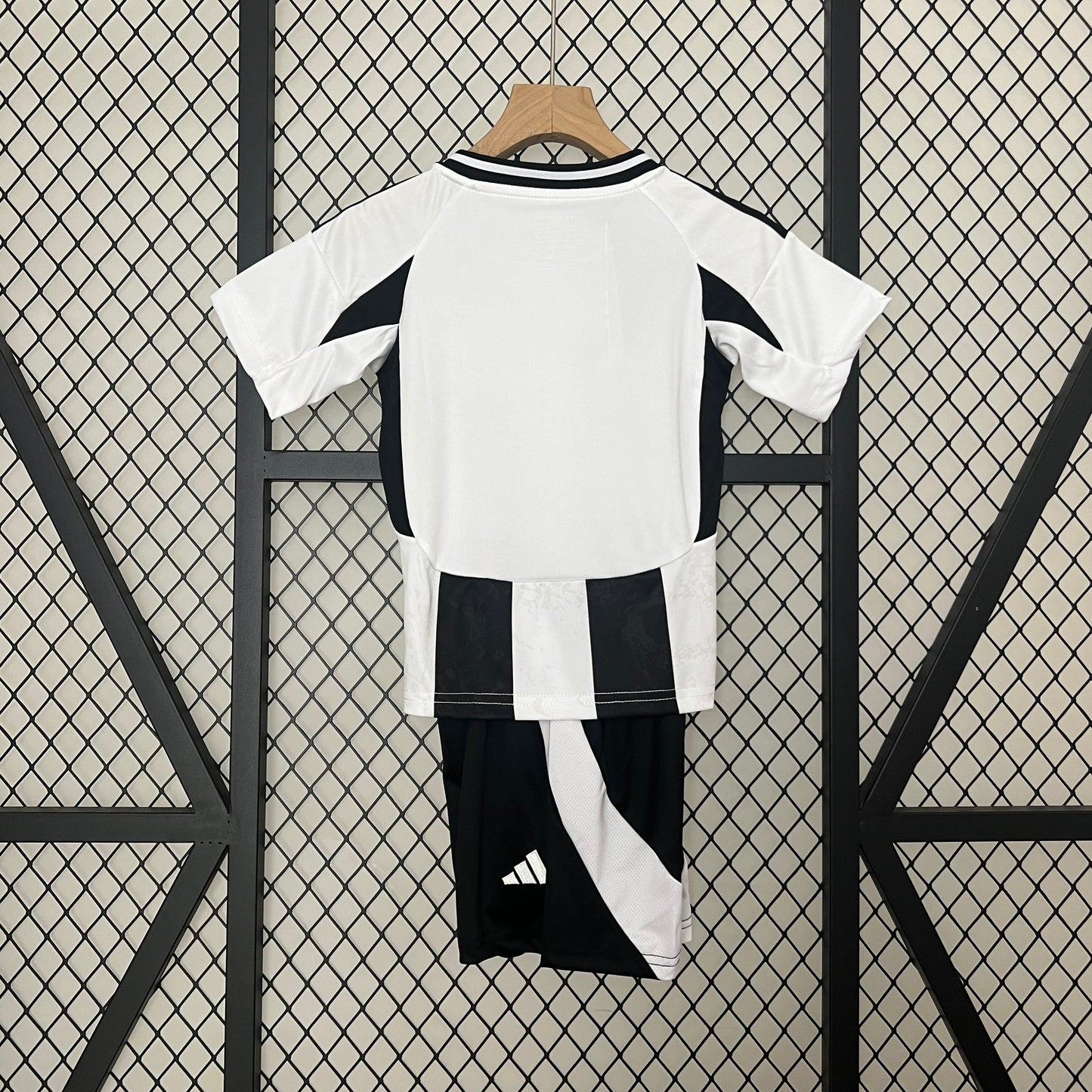 Kit Infantil Juventus Titular 24/25