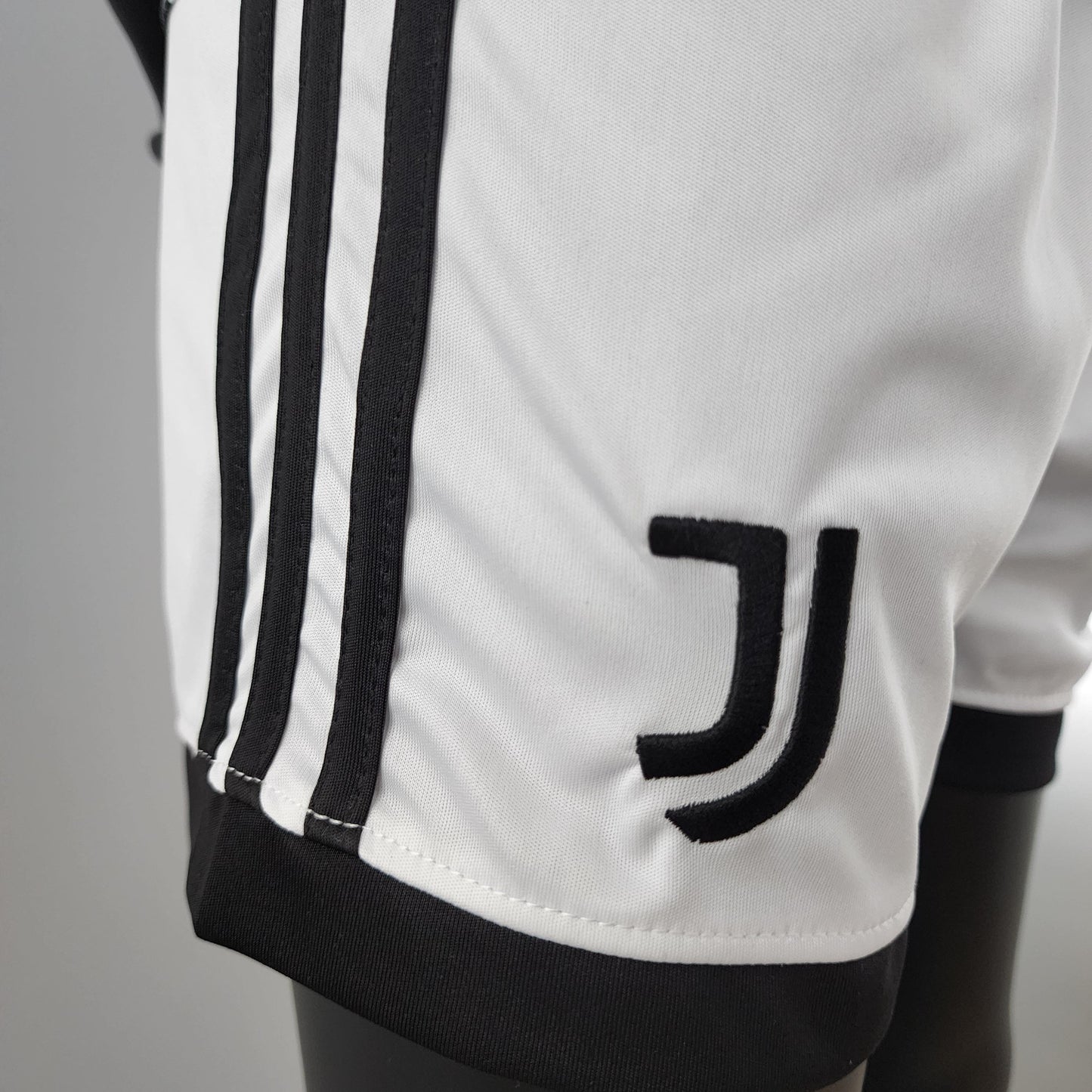Kit Infantil Juventus Titular 22/23 - Boutique do Boleiro