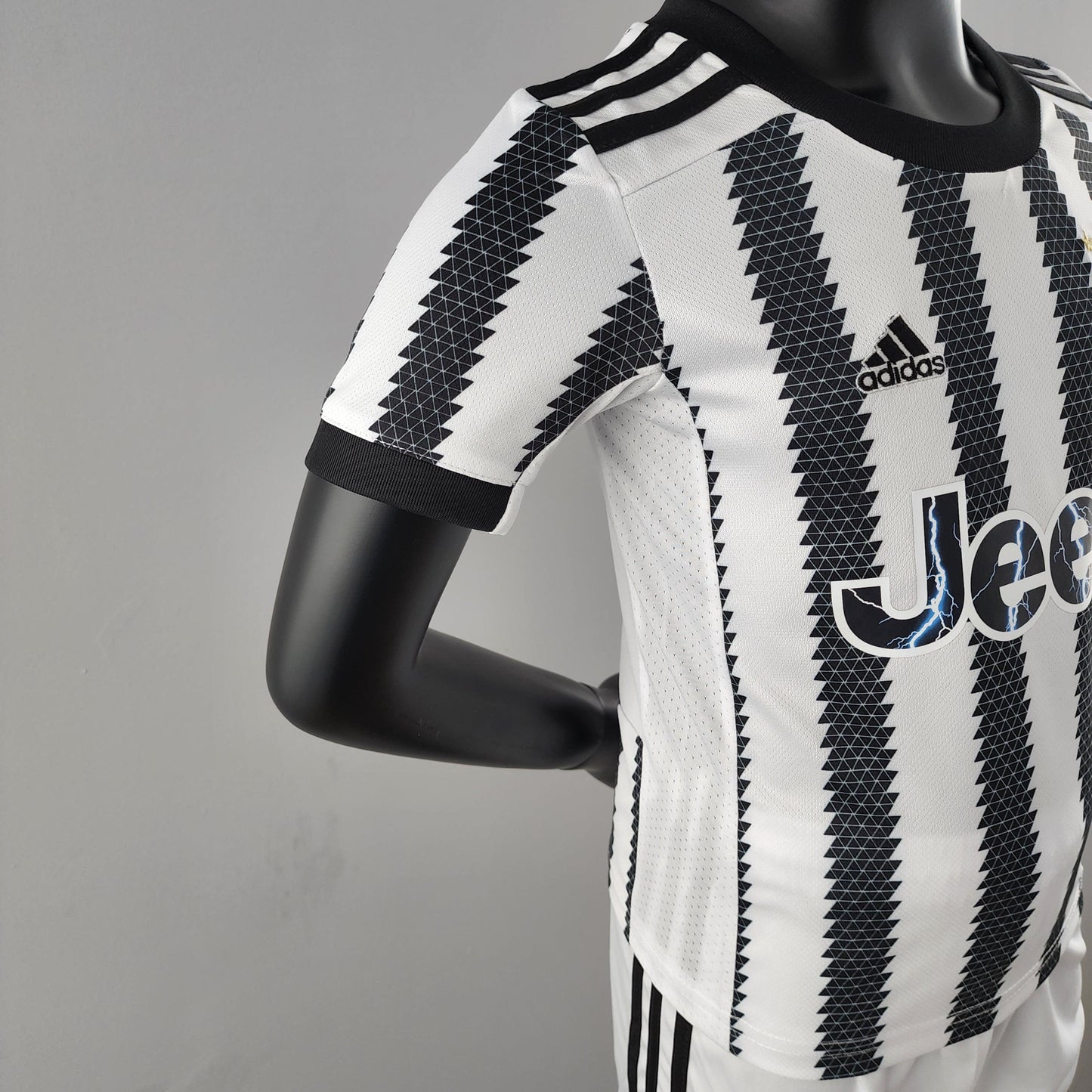 Kit Infantil Juventus Titular 22/23 - Boutique do Boleiro