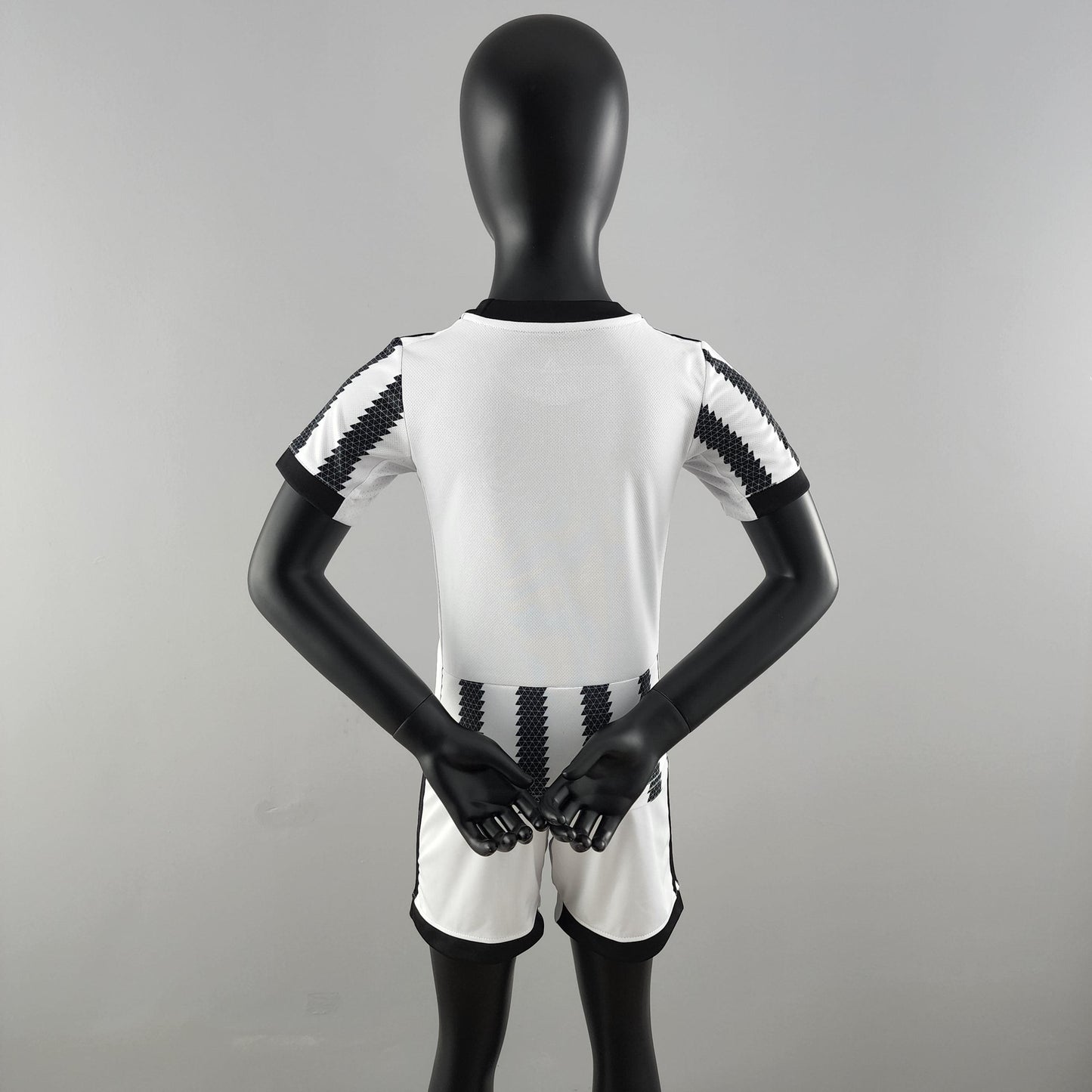 Kit Infantil Juventus Titular 22/23 - Boutique do Boleiro